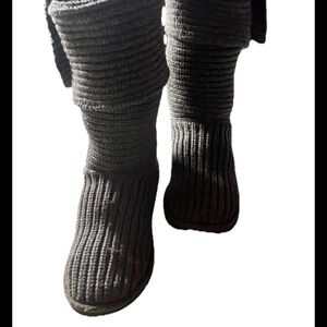 Ugg women size 9 grey knit cuffs buttons winter 
Pullon boots